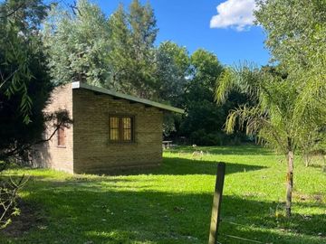 CASA EN VENTA CON PILETA Y AMPLIO TERRENO MORENO