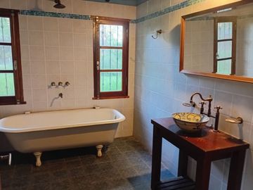 CASA EN VENTA CON PILETA Y AMPLIO TERRENO MORENO