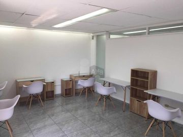Oficina en renta Av. Juárez a una calle Fuente de los Frailes. Col. La Paz. Puebla, Pue.