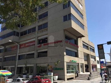 Oficina en renta Av. Juárez a una calle Fuente de los Frailes. Col. La Paz. Puebla, Pue.