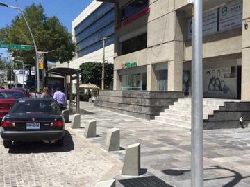 Oficina en renta Av. Juárez a una calle Fuente de los Frailes. Col. La Paz. Puebla, Pue.