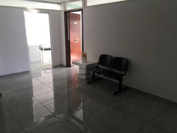 Oficina en renta Av. Juárez a una calle Fuente de los Frailes. Col. La Paz. Puebla, Pue.