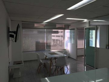 Oficina en renta Av. Juárez a una calle Fuente de los Frailes. Col. La Paz. Puebla, Pue.