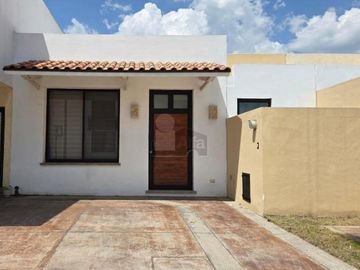 Casa de una planta en renta en Amberes Residencial | Mantenimiento incluido
