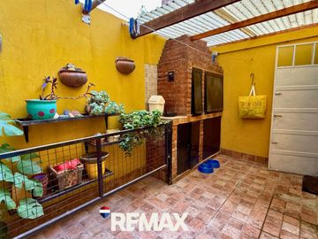VENTA CASA EN PH AL FRENTE  3 DORM B° SAN MARTIN