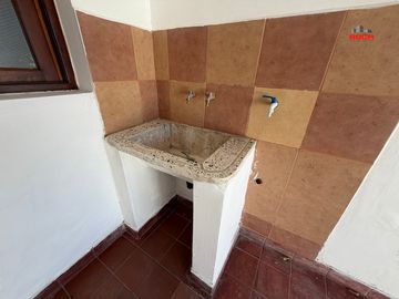 Casa en alquiler c/ cochera en Bajo la Viña