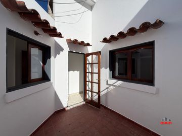 Casa en alquiler c/ cochera en Bajo la Viña