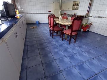 CASA EN VENTA DE 7 DORM. EN CHILLÁN SECTOR LAS MARIPOSAS