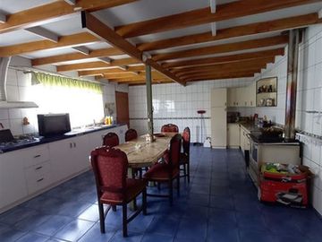 CASA EN VENTA DE 7 DORM. EN CHILLÁN SECTOR LAS MARIPOSAS