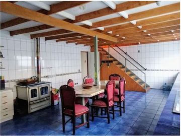 CASA EN VENTA DE 7 DORM. EN CHILLÁN SECTOR LAS MARIPOSAS