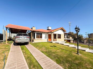 AMPLIA CASA CON PILETA Y QUINCHO COLONIA SEGOVIA