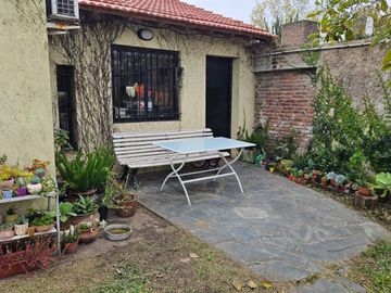 CASA VENTA 3 AMBIENTES MARMOL AMPLIO JARDIN