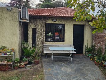 CASA VENTA 3 AMBIENTES MARMOL AMPLIO JARDIN