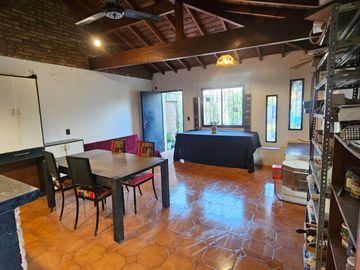 CASA VENTA 3 AMBIENTES MARMOL AMPLIO JARDIN