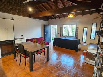 CASA VENTA 3 AMBIENTES MARMOL AMPLIO JARDIN
