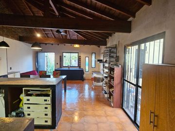 CASA VENTA 3 AMBIENTES MARMOL AMPLIO JARDIN