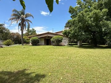 LOTE EN VENTA EN PILAR CON VIVIENDA 2300 mts.