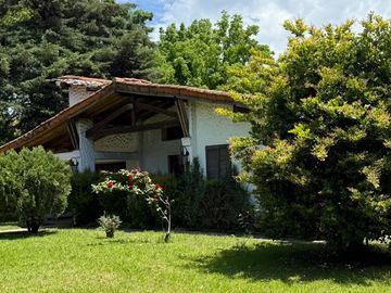 LOTE EN VENTA EN PILAR CON VIVIENDA 2300 mts.