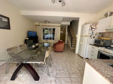 VENTA TRIPLEX 4 AMBIENTES APTO CREDITO- OLIVOS