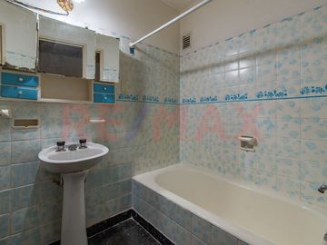 Venta 2 deptos 3 y 2 amb Pza Misericordia, Flores