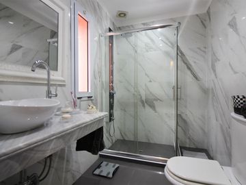 Impecable Casa de 4 Ambientes con Garage.