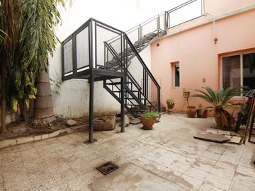 Impecable Casa de 4 Ambientes con Garage.