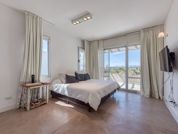VENTA CASA EN ALBANUEVA CON AMARRA 5 AMB.