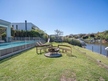 VENTA CASA EN ALBANUEVA CON AMARRA 5 AMB.