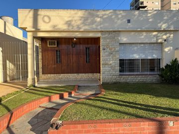 ALQUILER COMERCIAL CASA CENTRO DE PILAR