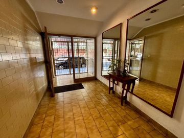 DEPARTAMENTO 3 AMB AL FRENTE C/GUARDACOCHE FLORES