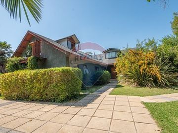 Venta de casa en exclusivo condomino