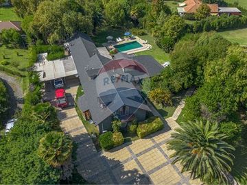 Venta de casa en exclusivo condomino