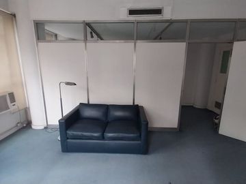 VENTA OFICINA AMOBLADA - MICROCENTRO - OPORTUNIDAD