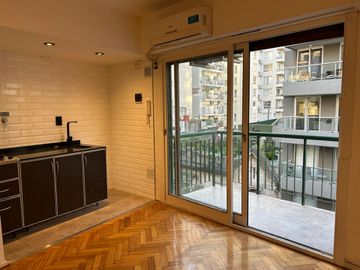 Monoambiente al frente-Balcón- Baulera-Recoleta
