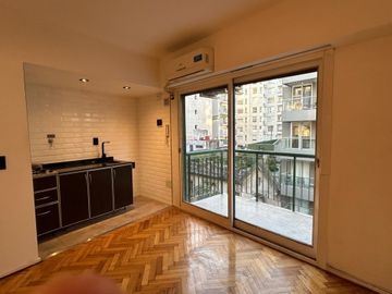 Monoambiente al frente-Balcón- Baulera-Recoleta