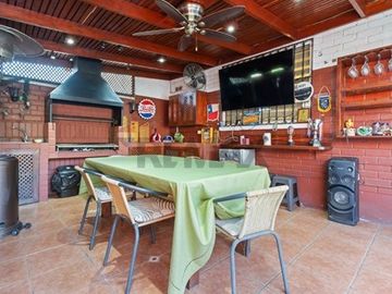 Amplia 5D, jardín y piscina 412mts, Las Condes