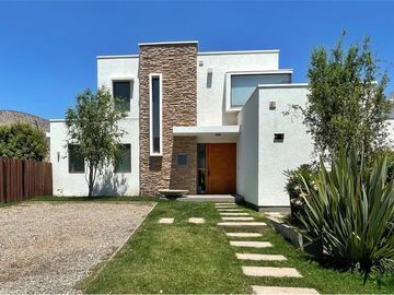 Hermosa! Como nueva! Impecable casa en condominio