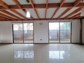 ¡Propiedad Comercial Ideal en La Reina!