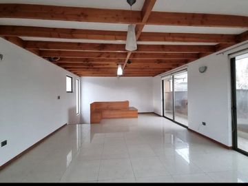 ¡Propiedad Comercial Ideal en La Reina!