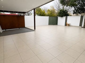 ¡Propiedad Comercial Ideal en La Reina!