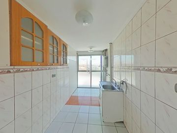 Departamento en arriendo c/ estacionamiento en Metro Pudahuel