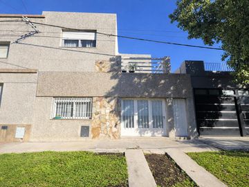 VENTA - Casa 3 dormitorios, cochera, patio, terraza. Alberdi, Rosario