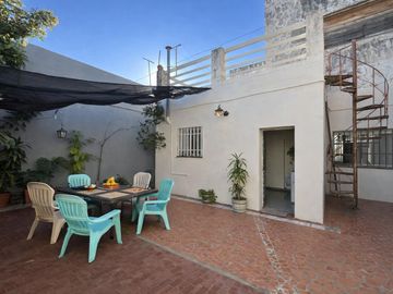VENTA - Casa 3 dormitorios, cochera, patio, terraza. Alberdi, Rosario