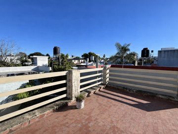VENTA - Casa 3 dormitorios, cochera, patio, terraza. Alberdi, Rosario
