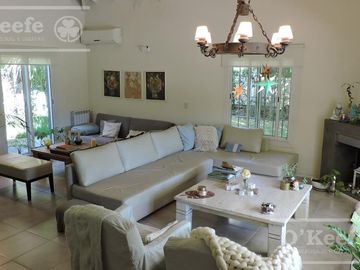 Casa de estilo colonial en venta  en Country Club El Carmen
