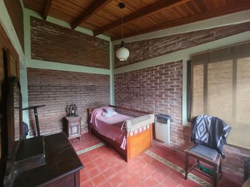 Casa de 4 DORMITORIOS - B° Cámara - Pileta