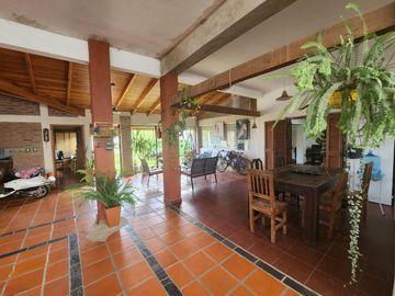 Casa de 4 DORMITORIOS - B° Cámara - Pileta