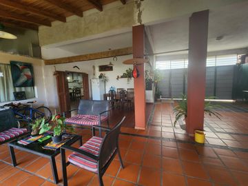 Casa de 4 DORMITORIOS - B° Cámara - Pileta