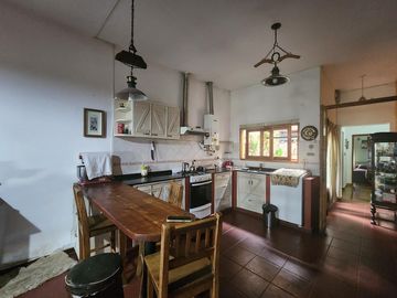 Casa de 4 DORMITORIOS - B° Cámara - Pileta