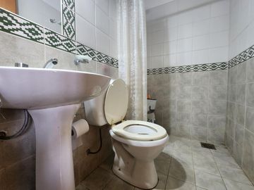 Casa de 4 DORMITORIOS - B° Cámara - Pileta